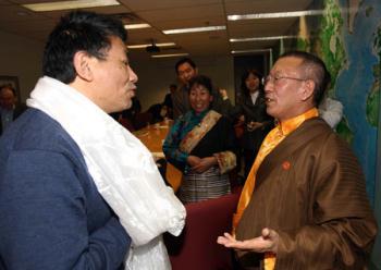 Shingtsa Tenzinchodrak (R), living Buddha and head of a five-member delegation of the Tibetan deputies to China's National People's Congress, talks with Tsering Shakya, a professor with the Asia research center of the University of British Columbia, during a discussion with the delegates from the Asia-Pacific Foundation of Canada in Vancouver, March 24, 2009.  (Xinhua Photo)