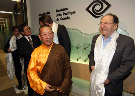 Shingtsa Tenzinchodrak (L, front), living Buddha and head of a five-member delegation of the Tibetan deputies to China's National People's Congress, talks with former Canadian Embassador to China Earl Drake during a discussion with the delegates from the Asia-Pacific Foundation of Canada in Vancouver, March 24, 2009. The delegation is now in Canada for a visit.